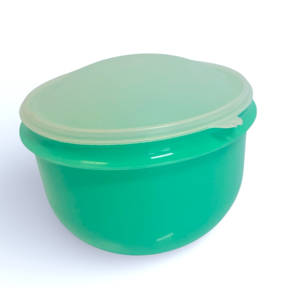 Vintage 1980’s Classic Green Lettuce Bowl with Lettuce Core Holder and Lid.
